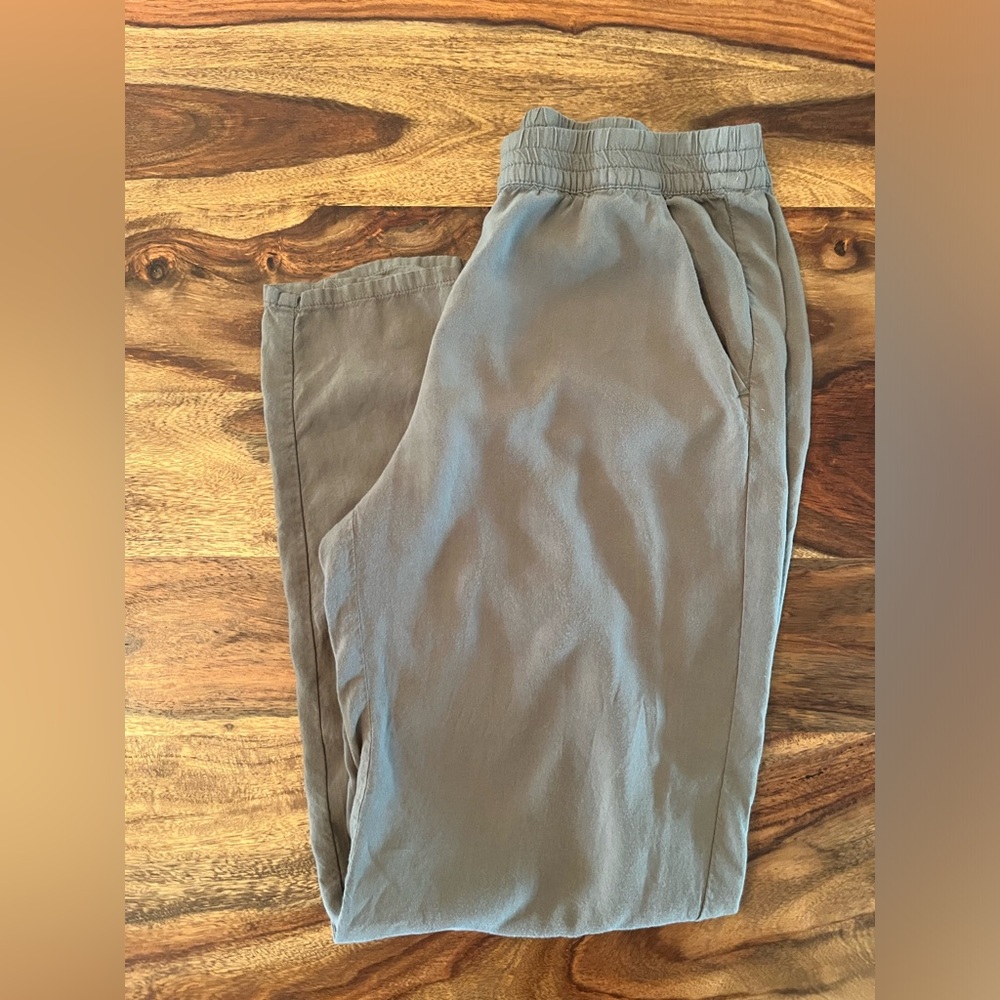 H&M Divided Tapered Soft Lightweight Pant size 8.